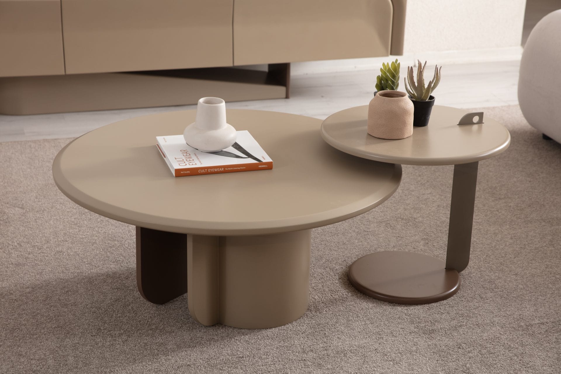 Stolik Kawowy ASTORIA COFFEE TABLE – średnica 95 cm, wielołukowa kolumna, aksamitny mat