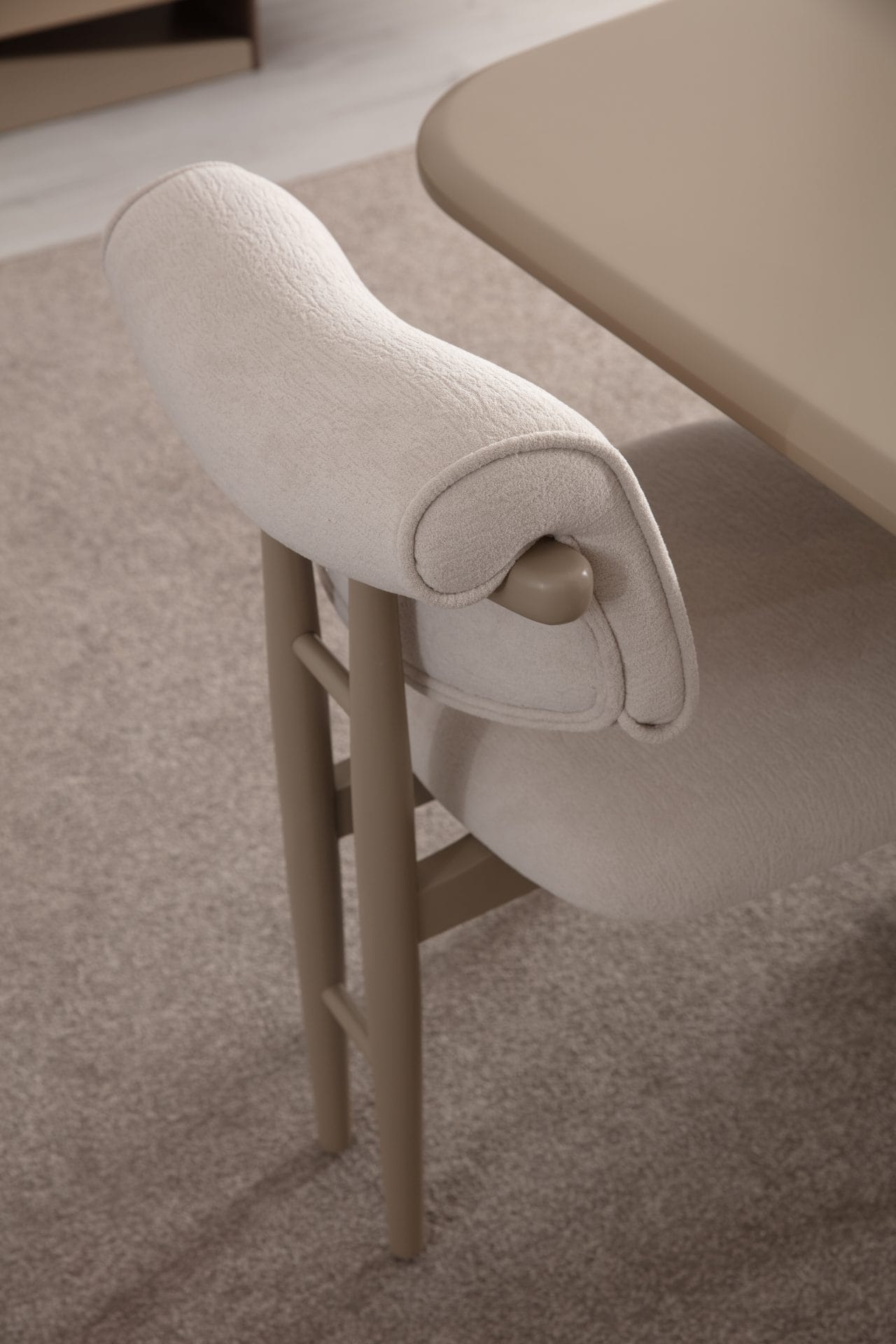 Luksusowe Krzesło Tapicerowane ASTORIA DINING – walcowate oparcie, szerokie siedzisko 63 cm, drewniana podstawa - obrazek 3