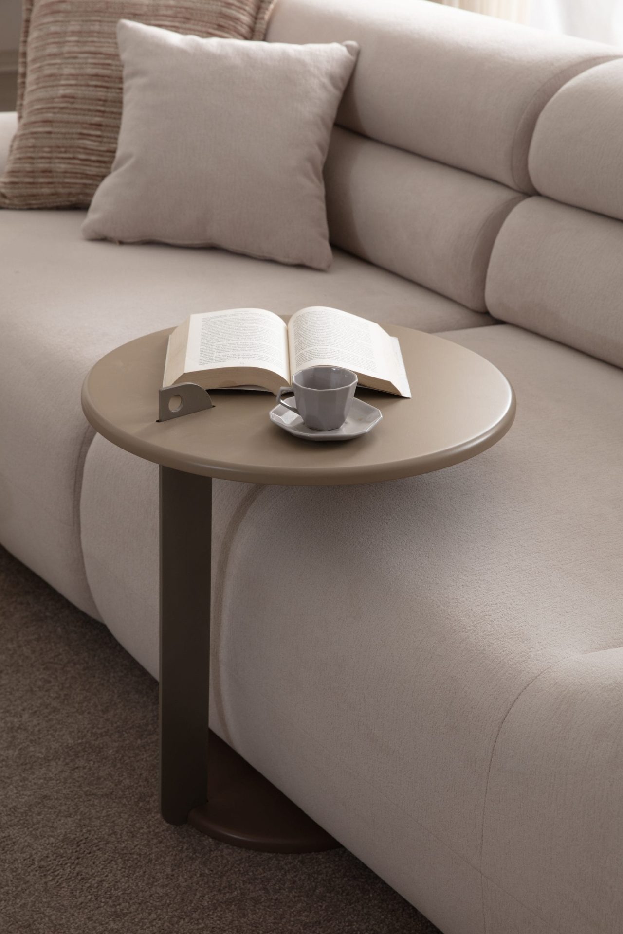 Ergonomiczny Stolik Pomocniczy ASTORIA SIDE TABLE – typ C-Shape, średnica 50 cm, metalowy detal