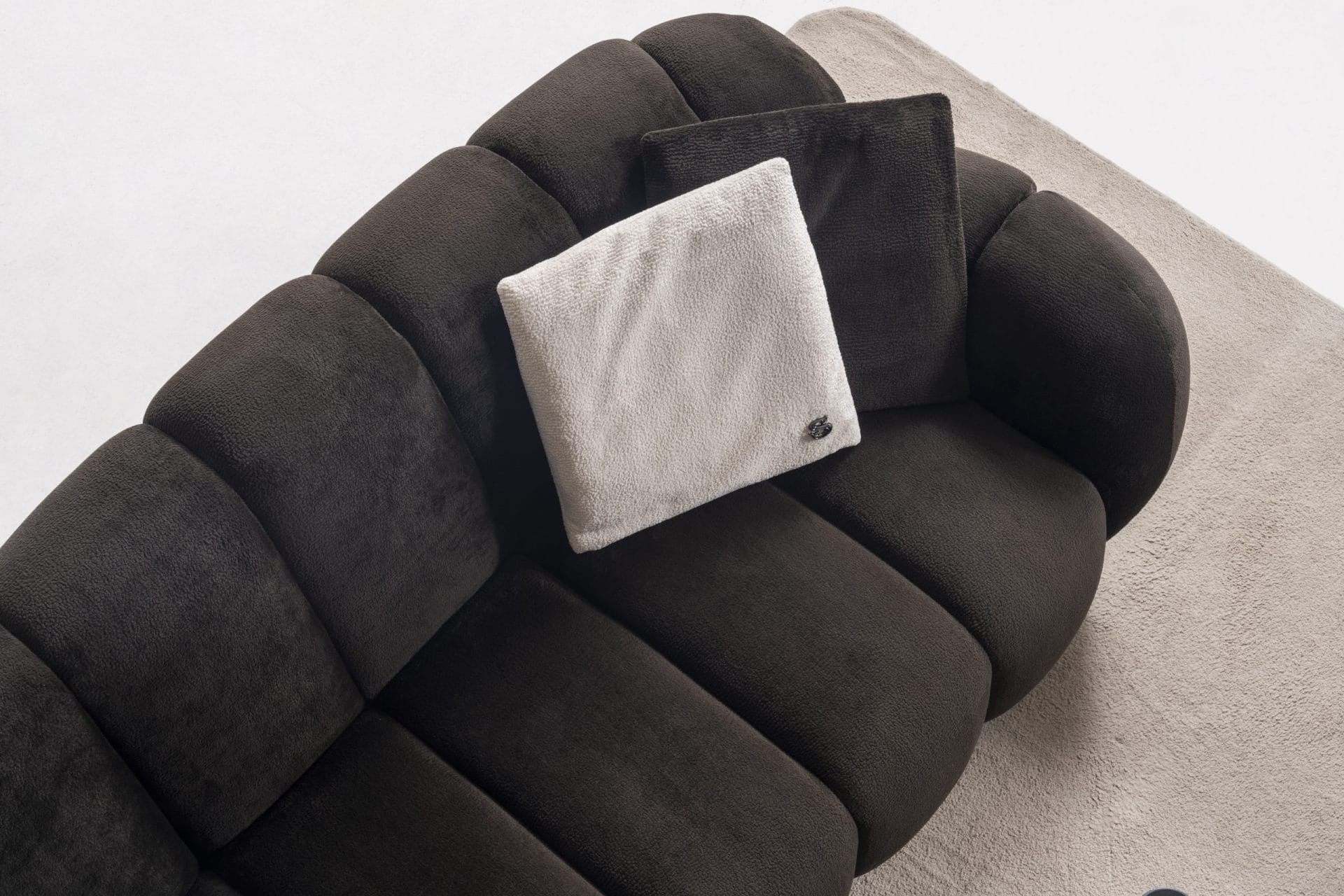 Zestaw Wypoczynkowy Luxury Channeled – sofa 5-osobowa (305 cm), sofa 3-osobowa (245 cm), fotel (110 cm) - obrazek 9