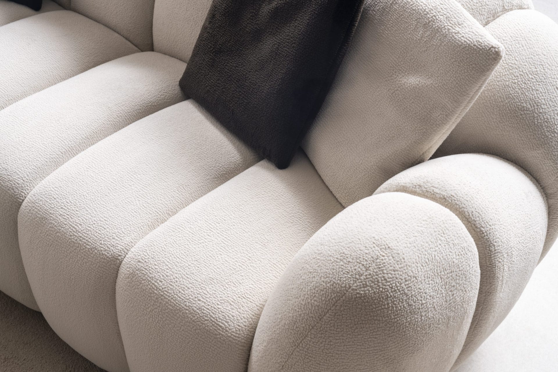Zestaw Wypoczynkowy Luxury Channeled – sofa 5-osobowa (305 cm), sofa 3-osobowa (245 cm), fotel (110 cm) - obrazek 7