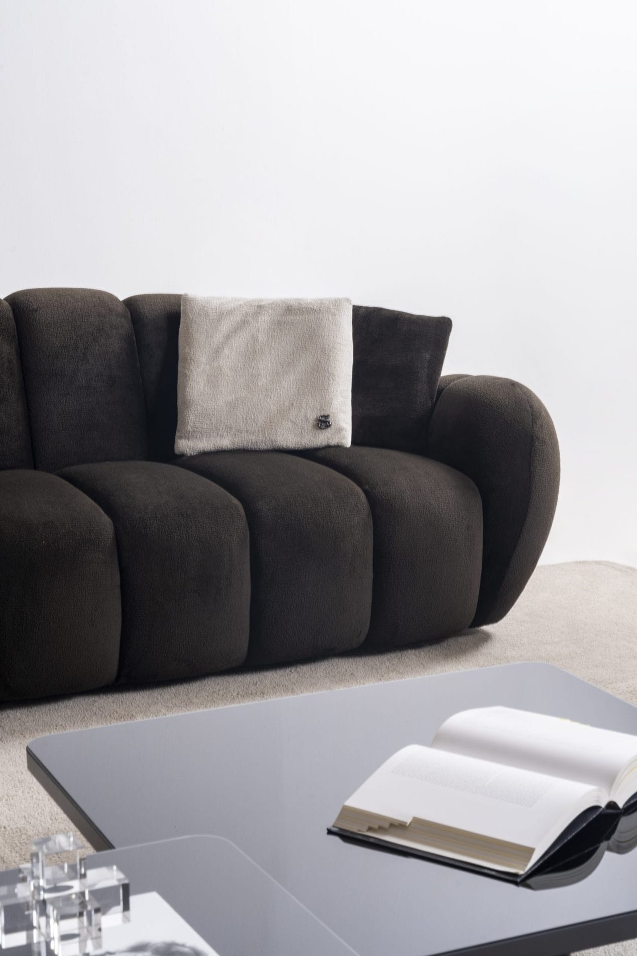 Zestaw Wypoczynkowy Luxury Channeled – sofa 5-osobowa (305 cm), sofa 3-osobowa (245 cm), fotel (110 cm) - obrazek 10