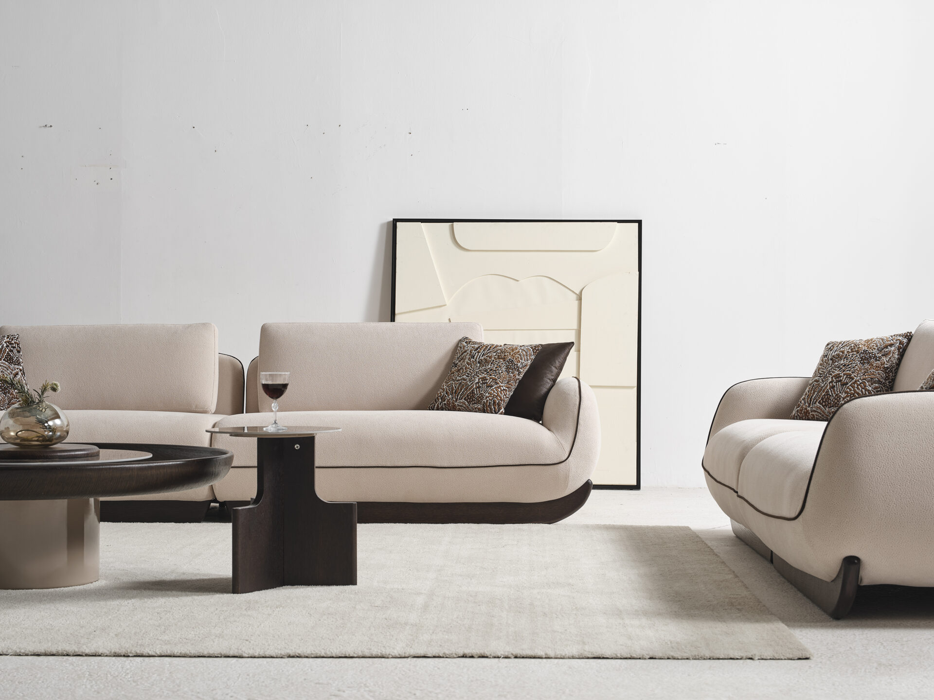 Sofa 4-Osobowa SIENA – szerokość 290 cm, konfiguracja modułowa 130 cm + 160 cm, ciemny cokół z efektem lewitacji - obrazek 8