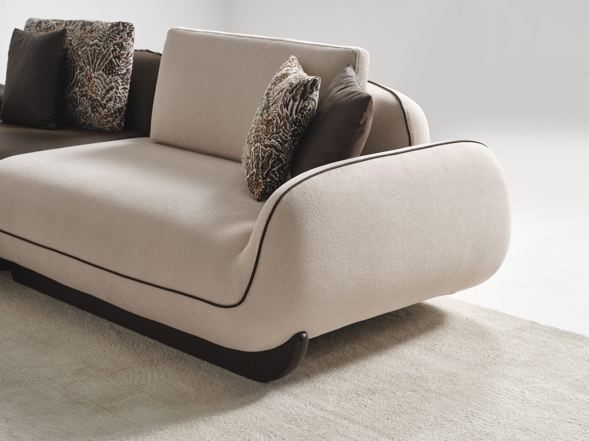 Sofa 4-Osobowa SIENA – szerokość 290 cm, konfiguracja modułowa 130 cm + 160 cm, ciemny cokół z efektem lewitacji - obrazek 4
