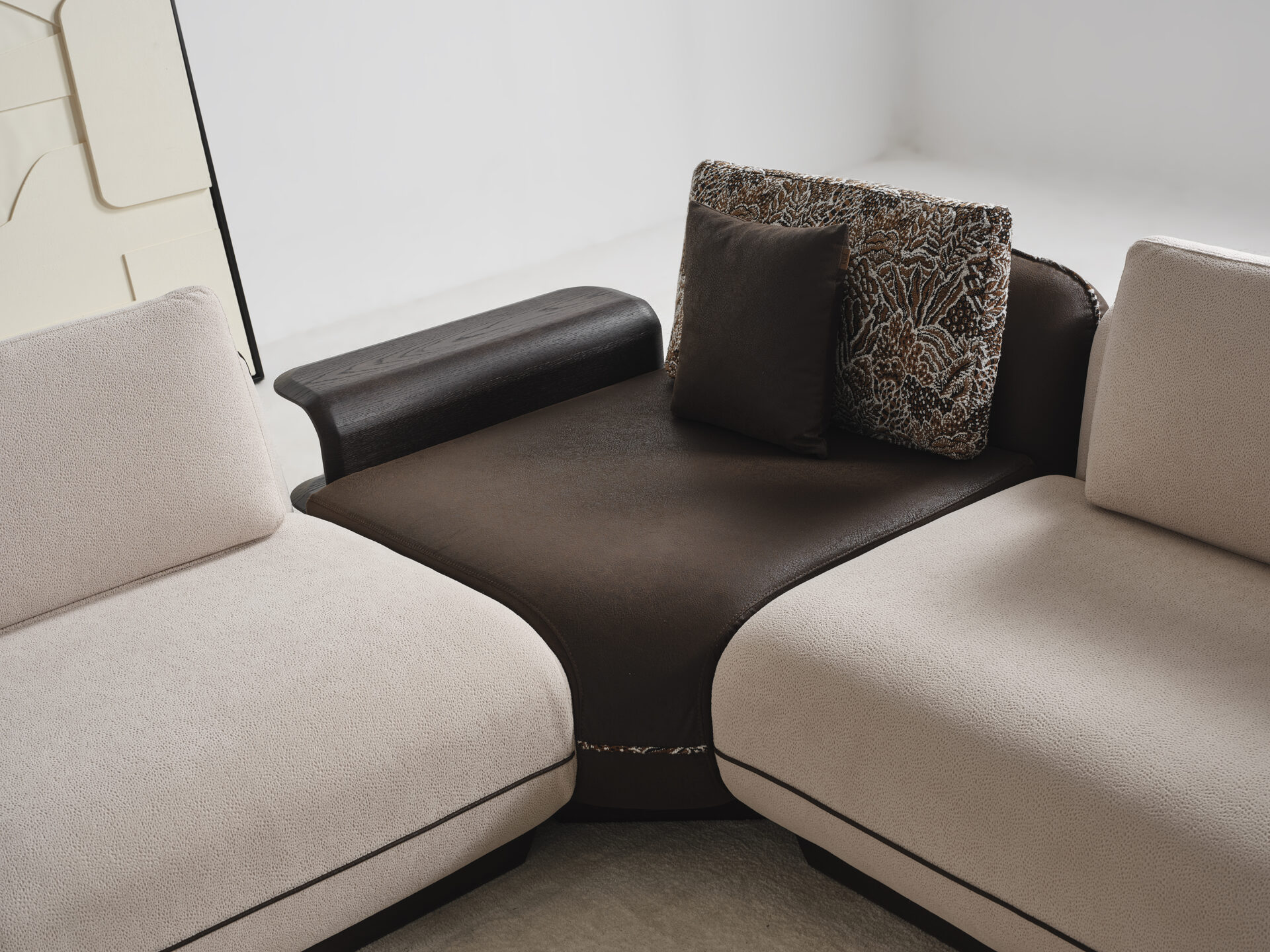Sofa 4-Osobowa SIENA – szerokość 290 cm, konfiguracja modułowa 130 cm + 160 cm, ciemny cokół z efektem lewitacji - obrazek 7